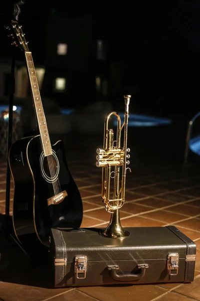 Instrumento Musical Uma Trombeta Musical Instrumento Musical Sobre Fundo Madeira — Fotografia de Stock