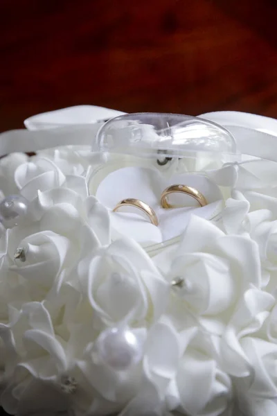 Wedding Rings White Fabric Flowers — Stock Photo, Image
