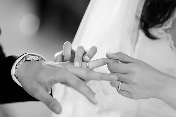 花嫁の手に結婚式のカップル — ストック写真