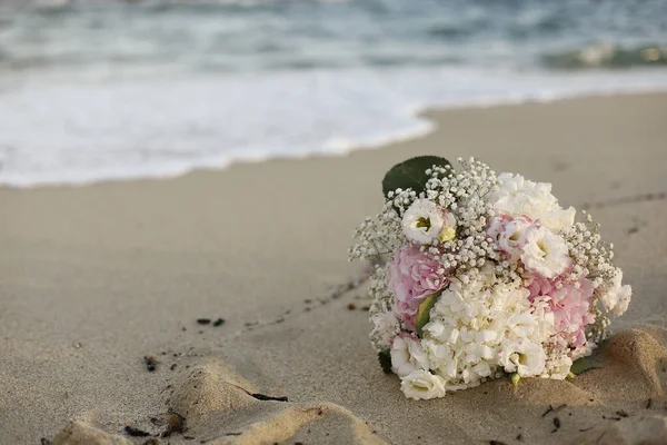 Γαμήλιο Μπουκέτο Από Λουλούδια Στην Παραλία — Φωτογραφία Αρχείου