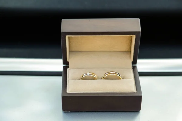 Anéis Ouro Com Caixa Branca Sobre Fundo Preto Close Casamento — Fotografia de Stock