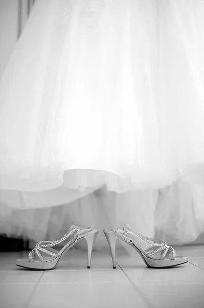 Свадебное Платье Окне — стоковое фото