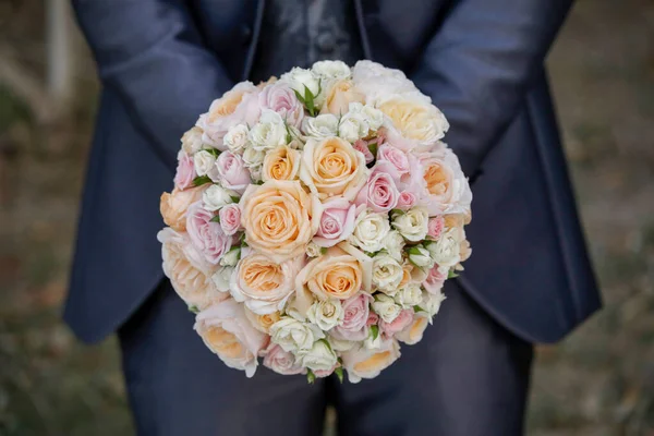Bir Buket Çiçek Taşıyan Damat Fotoğrafı — Stok fotoğraf