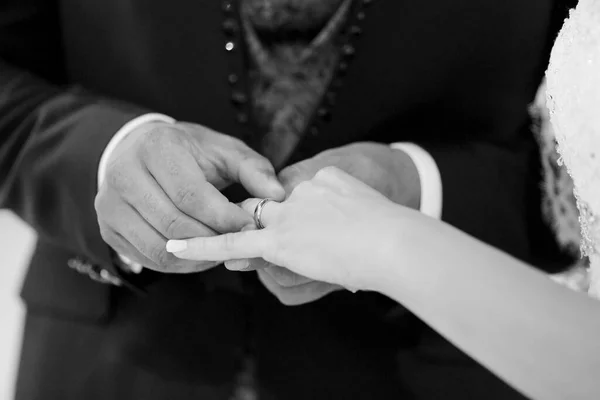 Κλείσε Χέρια Του Γαμπρού Και Της Νύφης Έννοια Γάμου — Φωτογραφία Αρχείου