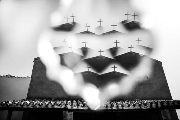 Una Escala Grises Una Iglesia Con Cruces Niebla —  Fotos de Stock