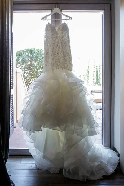 Красивое Платье Невесты Вешалке — стоковое фото