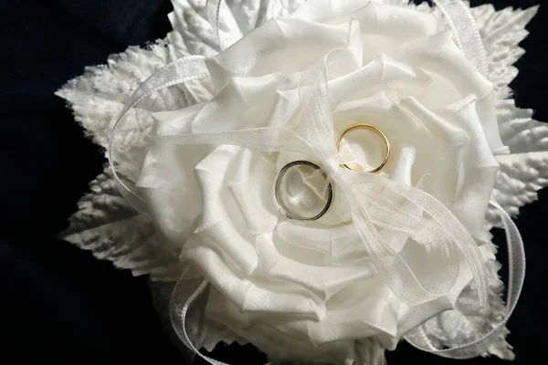 Witte Bruiloft Bloemdecoratie Ringen — Stockfoto