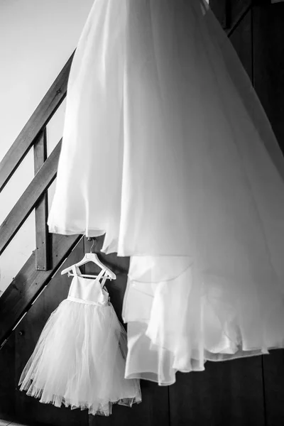 Весільна Сукня Висить Вішалці — стокове фото