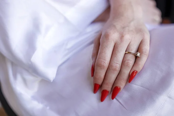 Dłoń Kobiety Czerwono Białej Sukience — Zdjęcie stockowe