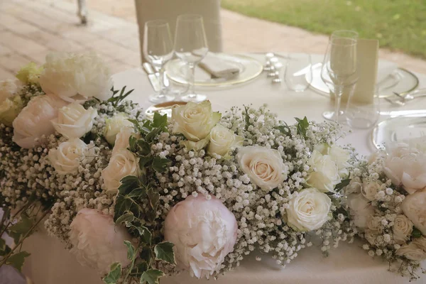 Tischdekoration Für Hochzeiten Weiße Rosen — Stockfoto