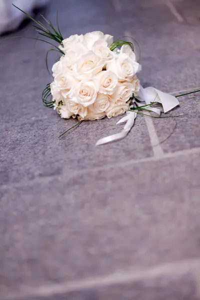 白色石头上的结婚花束 — 图库照片