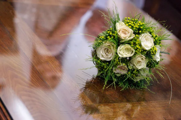 Μπουκέτο Από Φρέσκα Λουλούδια Ξύλινο Τραπέζι — Φωτογραφία Αρχείου