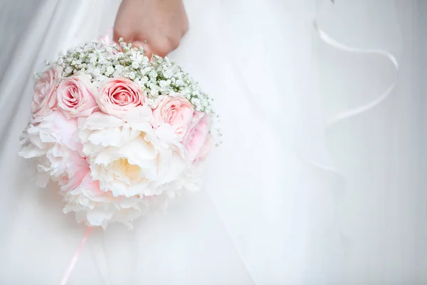 Όμορφη Νύφη Κρατώντας Λευκό Γαμήλιο Μπουκέτο — Φωτογραφία Αρχείου