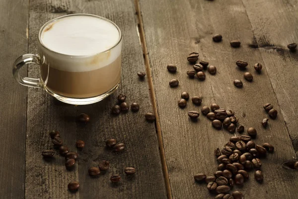 Kaffeetasse Mit Kaffeebohnen Auf Holztisch — Stockfoto