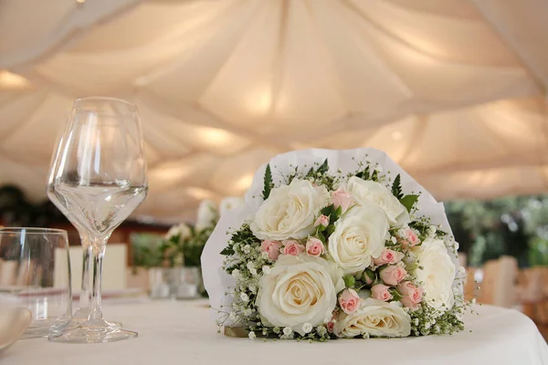 Schöner Hochzeitsstrauß Mit Weißen Rosen Und Einem Hochzeitsstrauß — Stockfoto