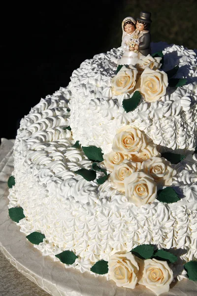 Biały Tort Weselny Ozdobiony Różami — Zdjęcie stockowe