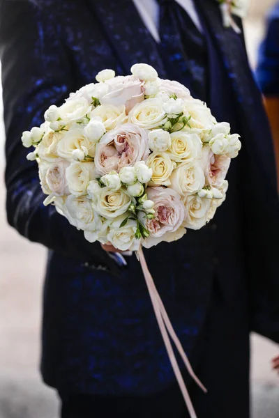 Marié Retenant Bouquet Fleurs — Photo