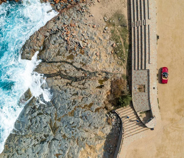 Güzel Bir Sahil Manzarası Kırmızı Bir Araba — Stok fotoğraf