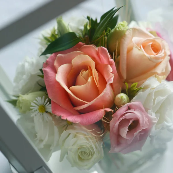 箱の中のバラと花の花束 — ストック写真
