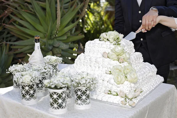 Yakın Plan Beyaz Düğün Pastası Güllerle Yapılmış Alyanslar Düğün Pastası — Stok fotoğraf
