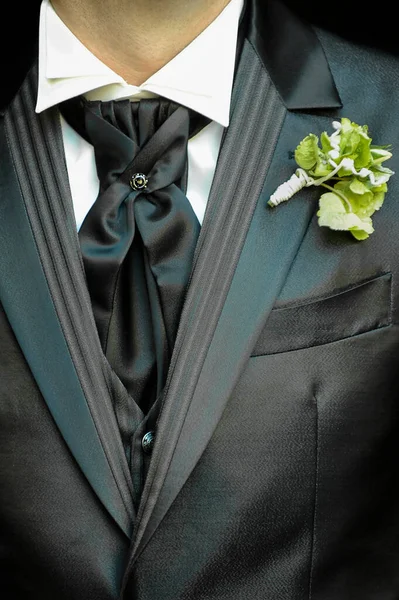 Ένα Κοντινό Πλάνο Ενός Μαύρου Γαμπρού Που Φοράει Ένα Γαμήλιο — Φωτογραφία Αρχείου