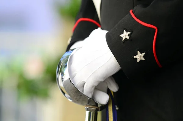 Selektive Fokusaufnahme Eines Soldaten Schwarzer Uniform — Stockfoto