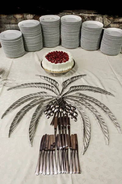 ケーキ カトラリー プレート付きの美しいエレガントなサーブテーブルのトップビュー — ストック写真