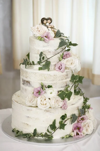 Смачний Весільний Торт Вершками Трояндами — стокове фото