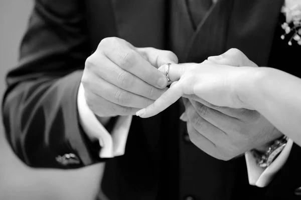 Ehering Der Hand Die Hand Des Bräutigams Den Händen — Stockfoto