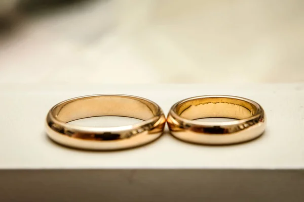 Zblízka Zlaté Snubní Prsteny — Stock fotografie