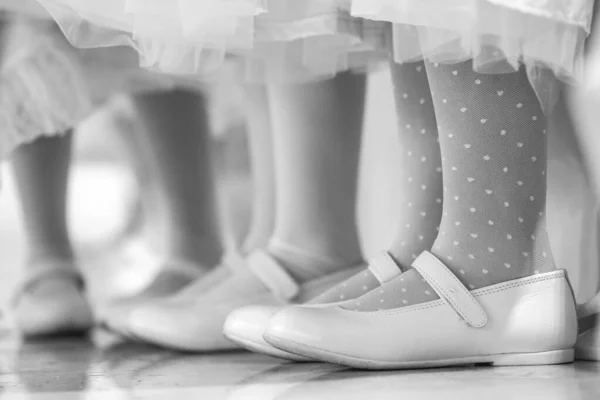 Χαμηλό Τμήμα Μικρών Κοριτσιών Παπούτσια Μπαλέτου Για Χορό — Φωτογραφία Αρχείου