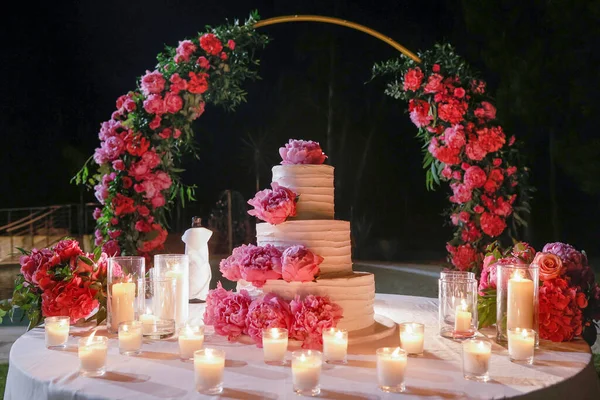 Schöner Hochzeitsbogen Für Braut Und Bräutigam — Stockfoto