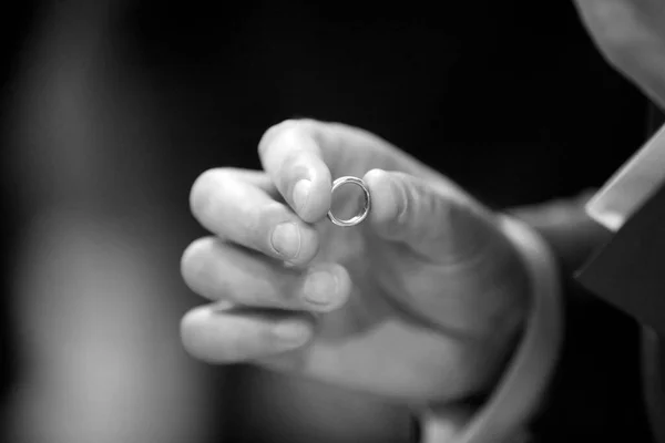 新郎手中的结婚戒指 — 图库照片
