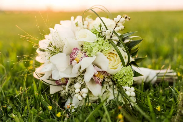 美丽的婚礼花束在草地上 — 图库照片