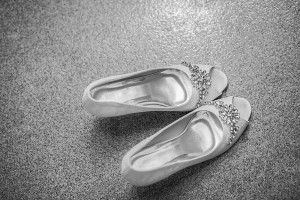 Две Свадебные Туфли Черном Деревянном Полу — стоковое фото
