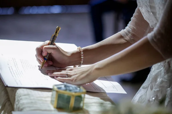 Close Shot Hands Signing Marriage Contract — Stock Photo, Image