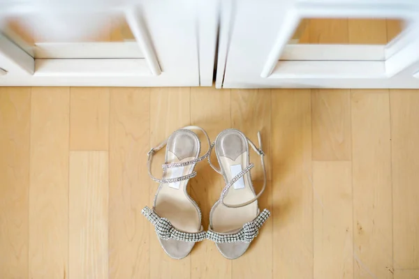 Γαμήλια Παπούτσια Στο Πάτωμα Της Νύφης — Φωτογραφία Αρχείου