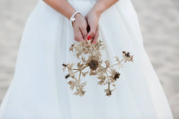 Schöner Hochzeitsstrauß Mit Blumen Den Händen Der Braut — Stockfoto