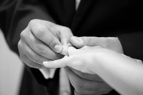Невеста Надевает Обручальные Кольца Палец — стоковое фото