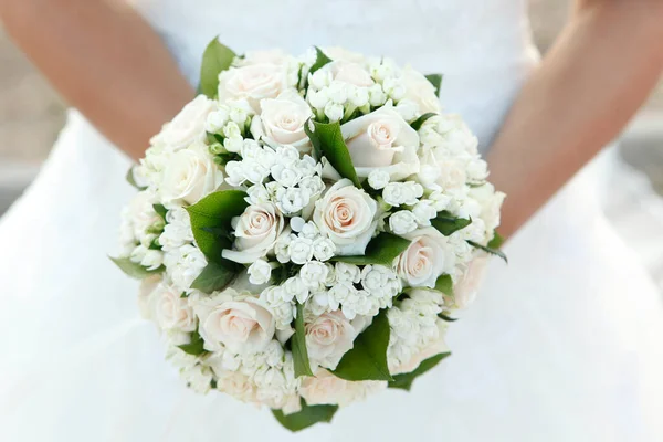 Bela Noiva Segurando Buquê Casamento Rosas Brancas — Fotografia de Stock