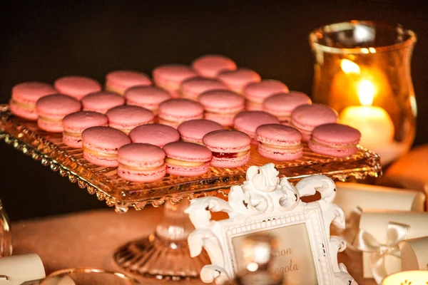 Anéis Casamento Com Monte Doces Macarons — Fotografia de Stock