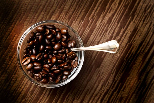 Кофейные Зерна Чашкой Кофе Заднем Плане — стоковое фото