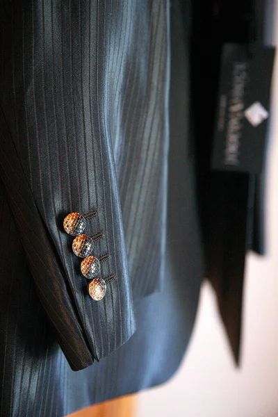 Вертикальный Снимок Черного Манекена Костюме — стоковое фото