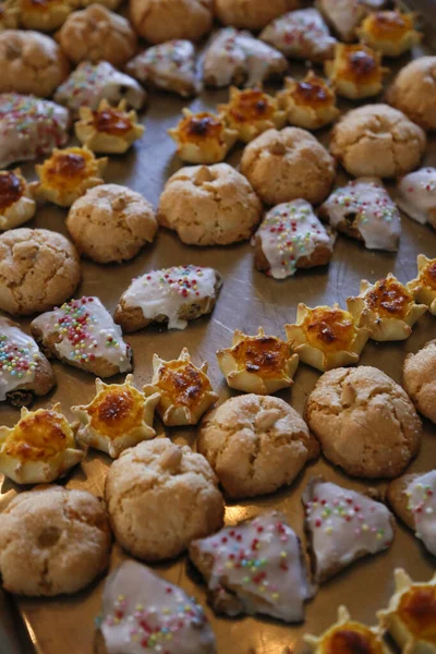 違う種類のナッツのクリスマスクッキー — ストック写真