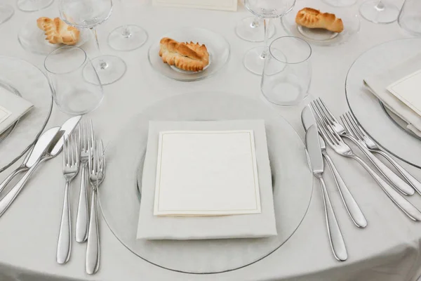 結婚式のための白いテーブルセット — ストック写真