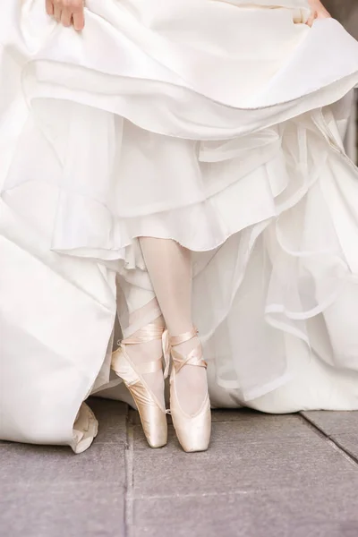 Beyaz Elbiseli Sivri Uçlu Ayakkabılı Balerin Bale Dansçısı — Stok fotoğraf
