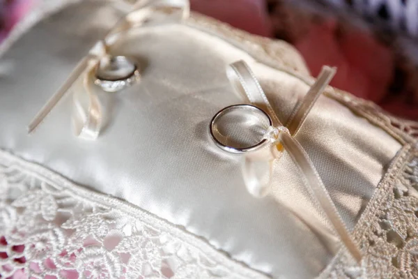 枕の上の結婚指輪 — ストック写真