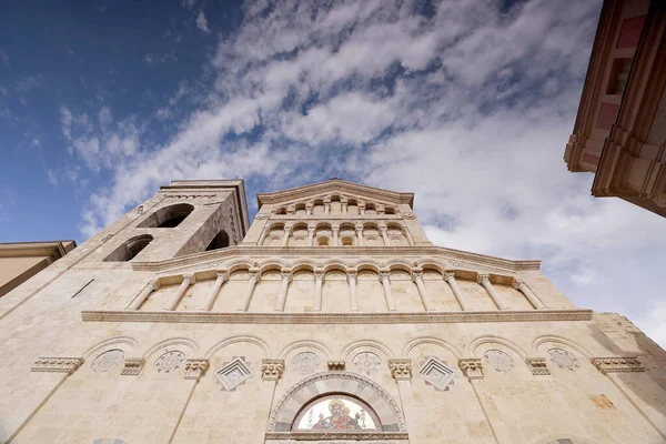 Niski Kąt Widzenia Pięknej Katedry Przed Błękitnym Niebem — Zdjęcie stockowe