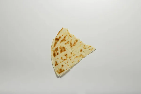 Stück Selbstgebackenes Brot Auf Weißem Untergrund — Stockfoto