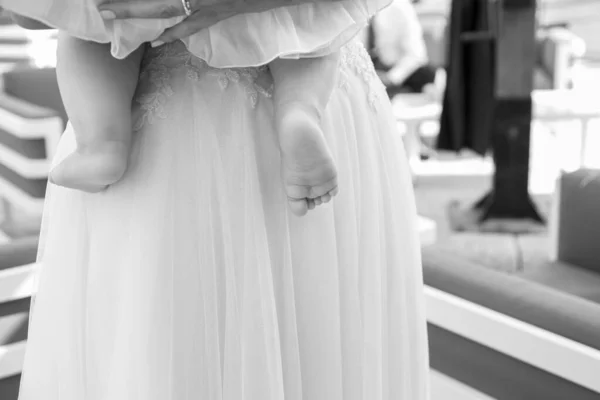 Noiva Com Sua Filha Preto Branco — Fotografia de Stock
